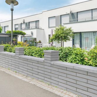 Semmelrock Bradstone Lias plotový systém | poloviční kámen šedohnědá, poloviční kámen světle šedá, stříška šedohnědá, stříška světle šedá, základní kámen šedohnědá, základní kámen světle šedá