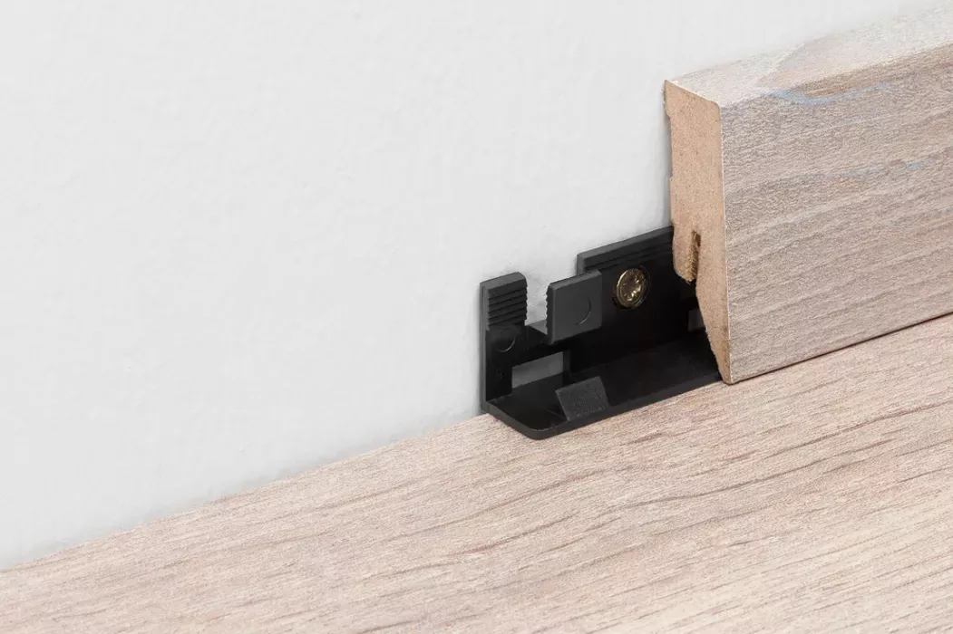 Montážní klipsy k uchycení soklové lišty Kaindl