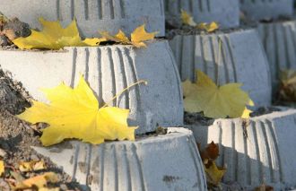 CS BETON Svahová tvárnice FLORIA - hnědá